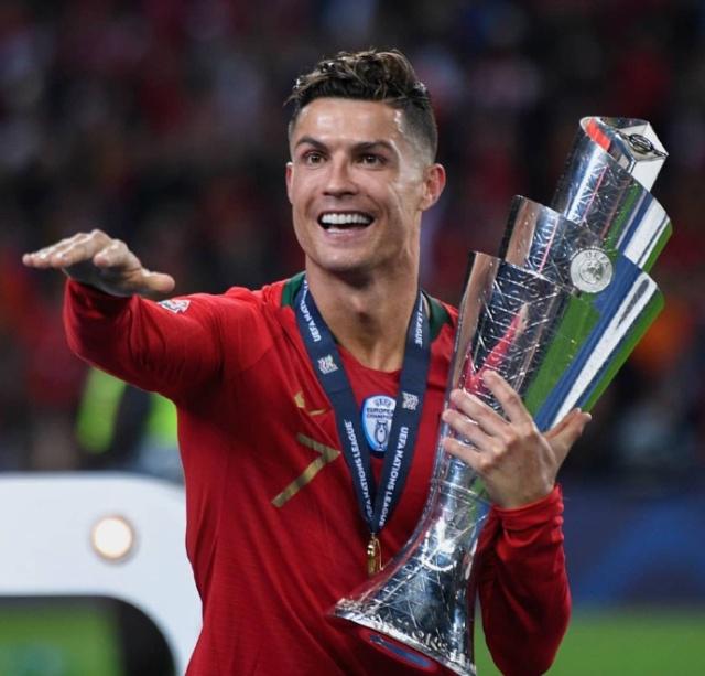 他把球递给 他把球递给